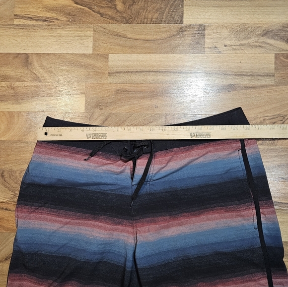 Travis Mathew Board Shorts Men’s Size 34 Striped Swim Trunks Drawstring - Picture 4 of 7